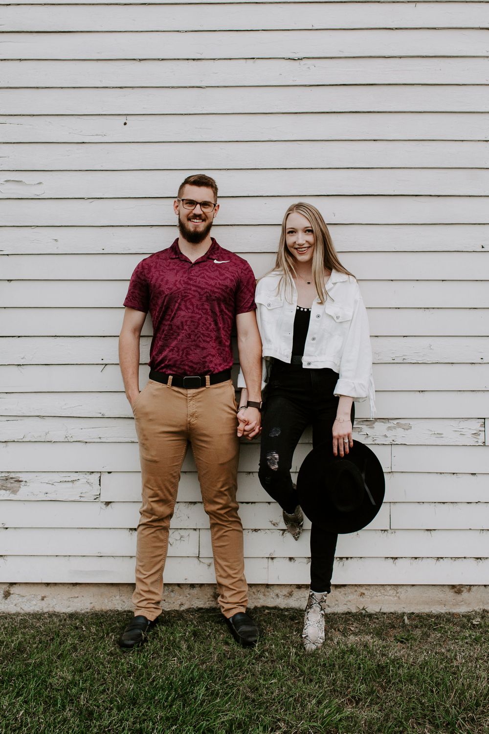 couple standing on the side of a barn in tennessee