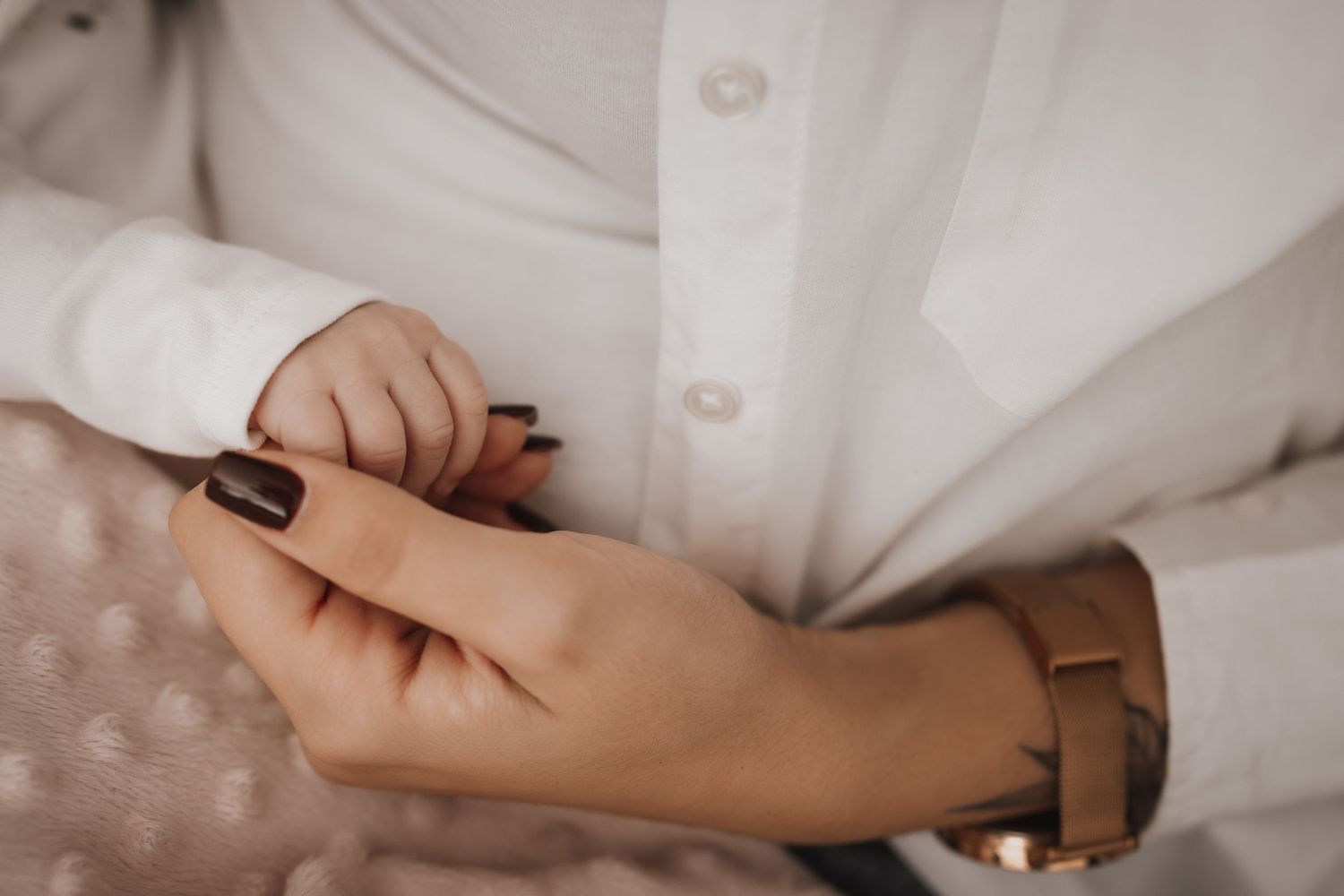 Séance lifestyle nouveau-né en Suisse romande – Capturer la magie des premiers moments de votre bébé dans une ambiance douce et naturelle