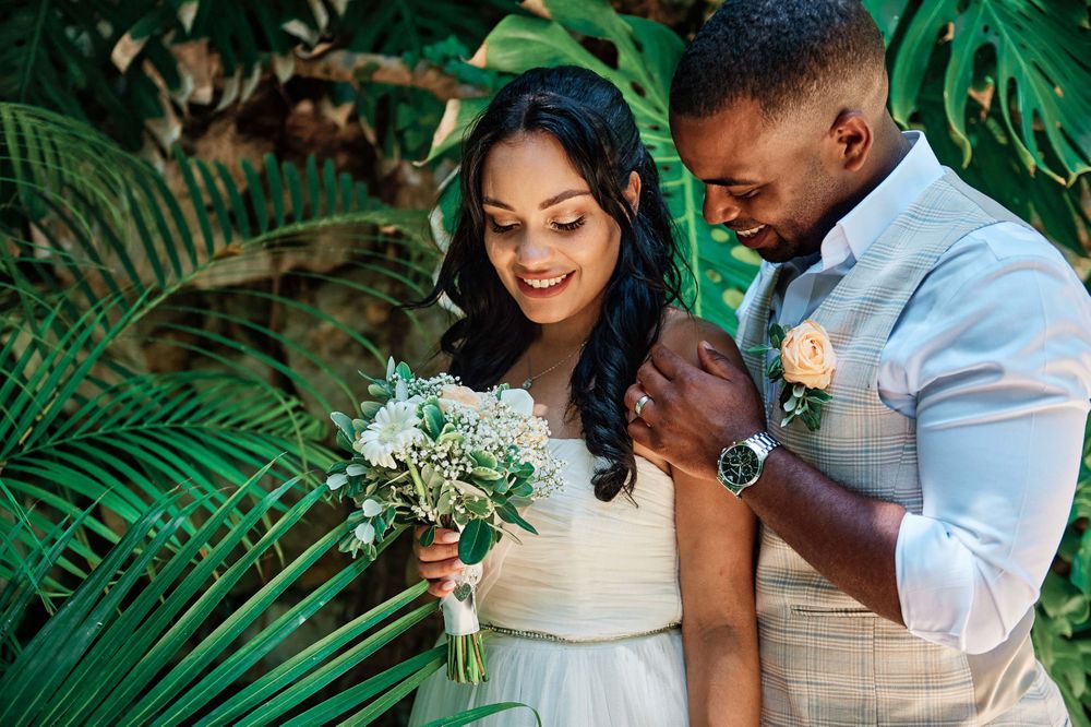 Portrait of wedding couple in Alameda Gardens
