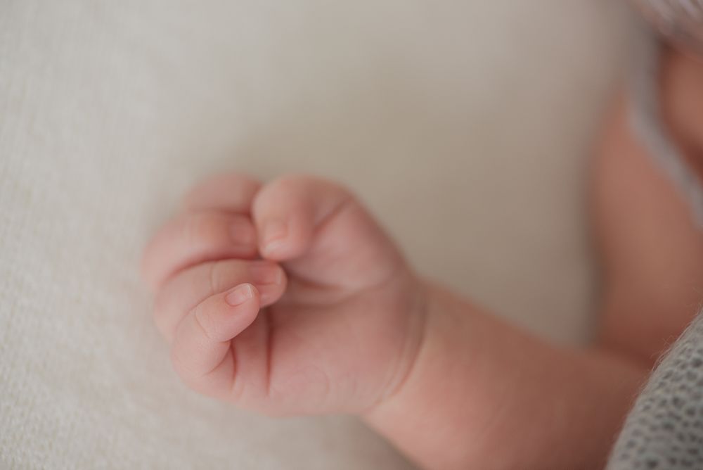 Babyhandje, elk detail leg ik vast op camera. Newborn baby handje.