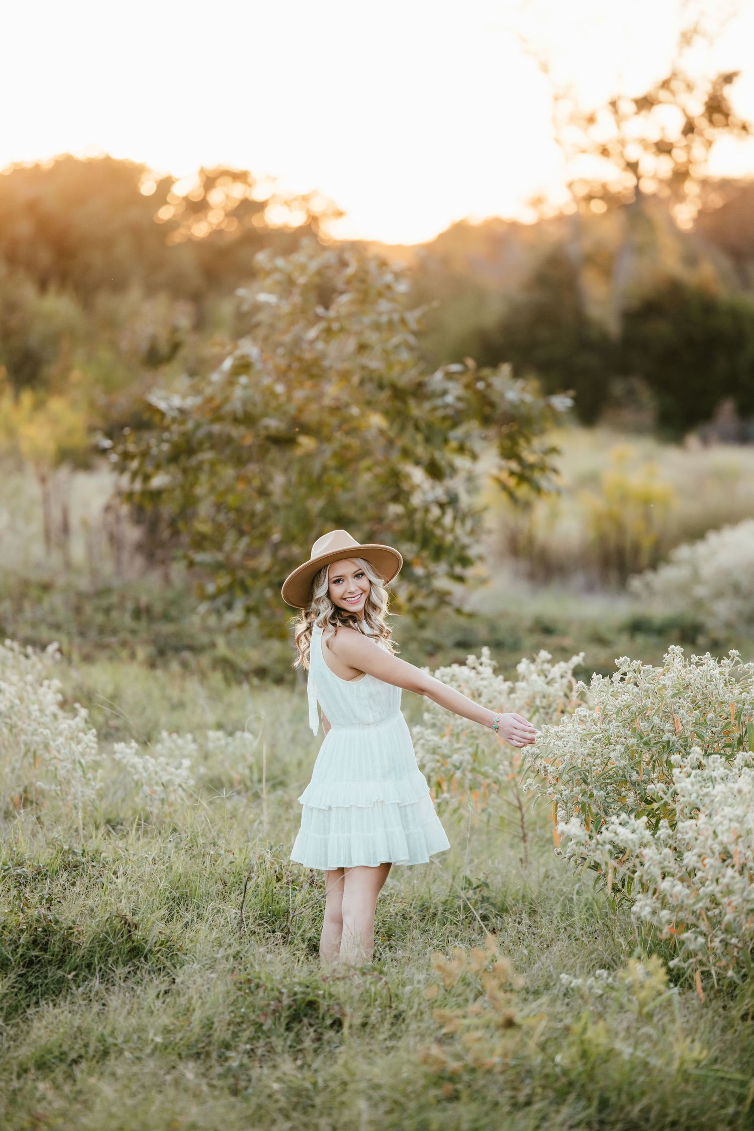 senior portraits- fun senior poses- senior outfit- fall photo session- professional pictures- senior pictures