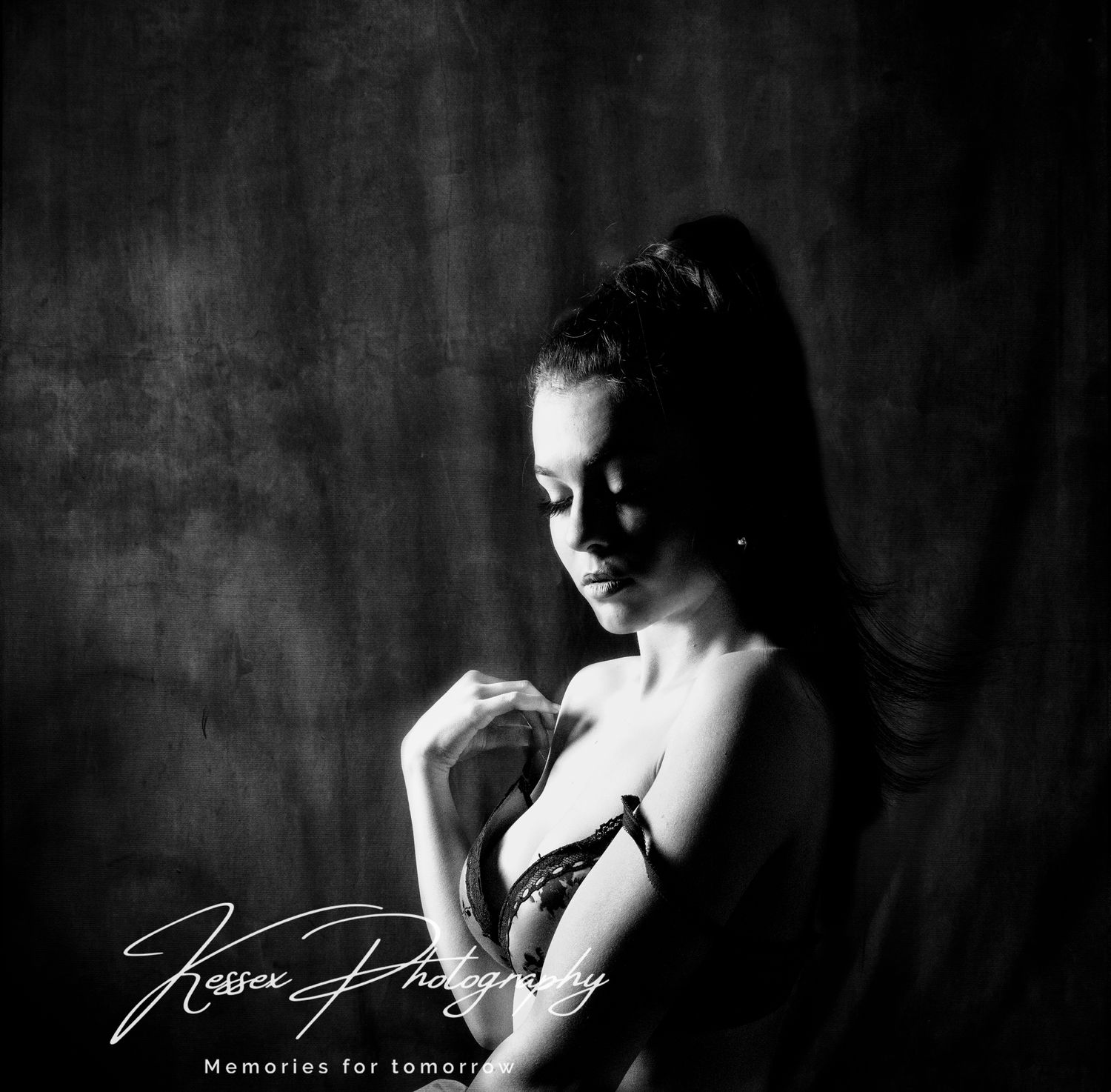 Boudoir photographer in Essex, beauty in black and white