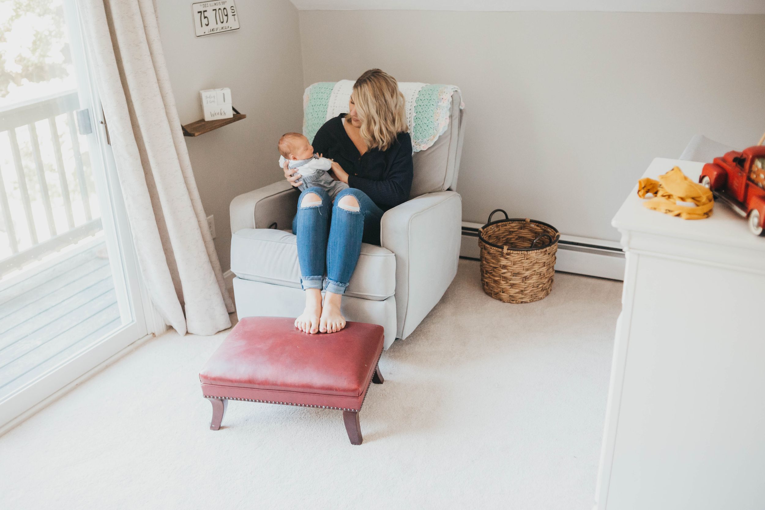 mom in the chair with her baby by leominster photographer