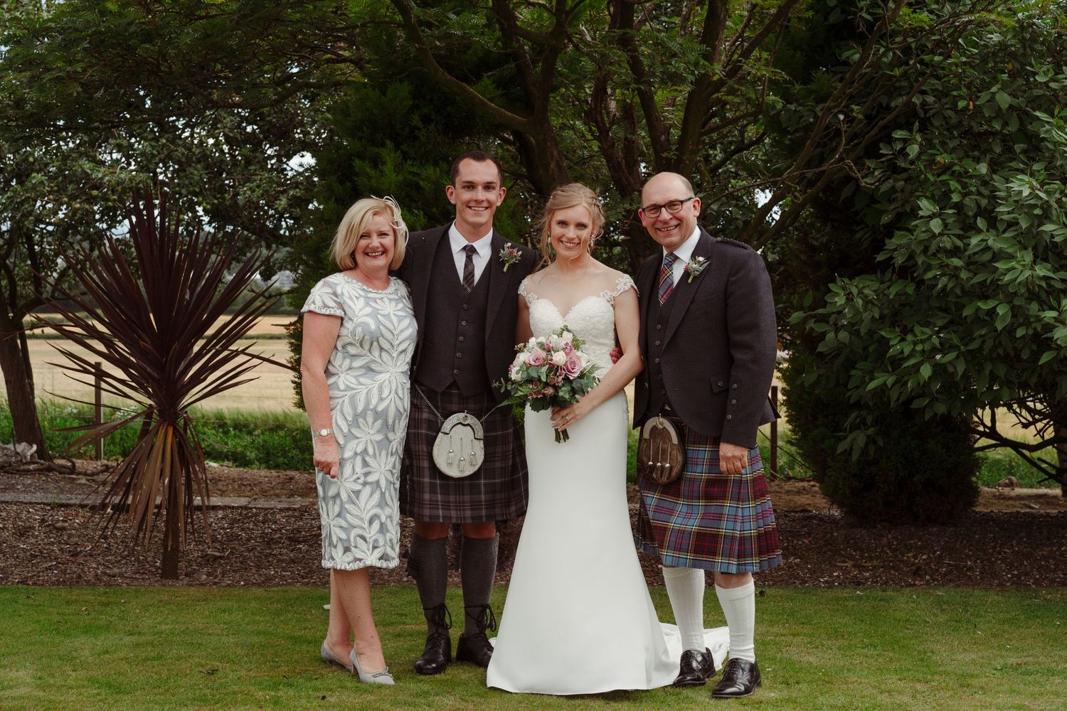 Candid and Relaxed Formal Wedding Group Photos