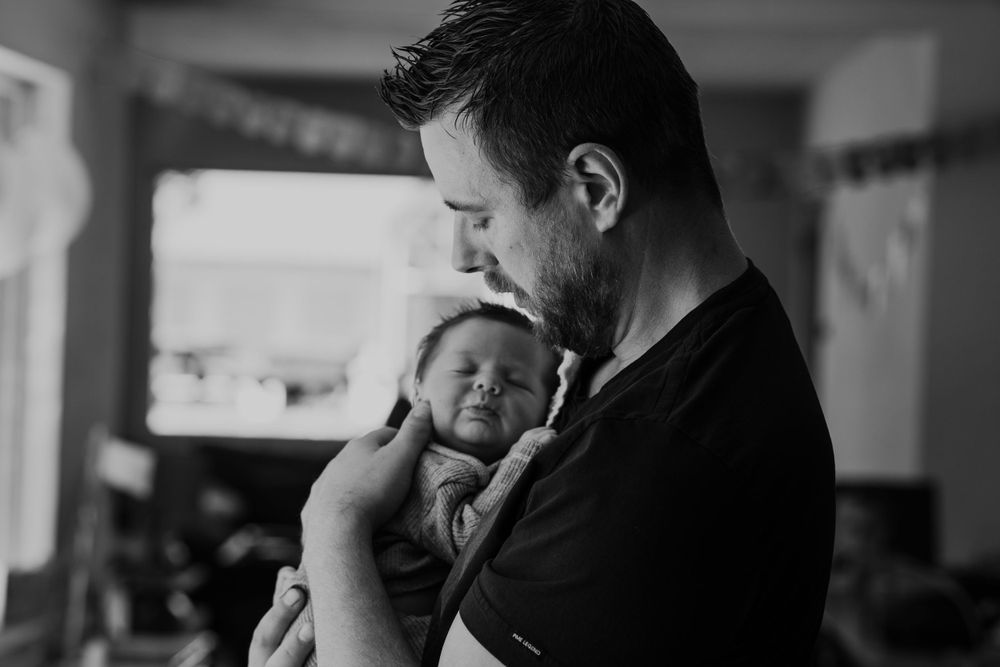 papa knuffelt baby zoon