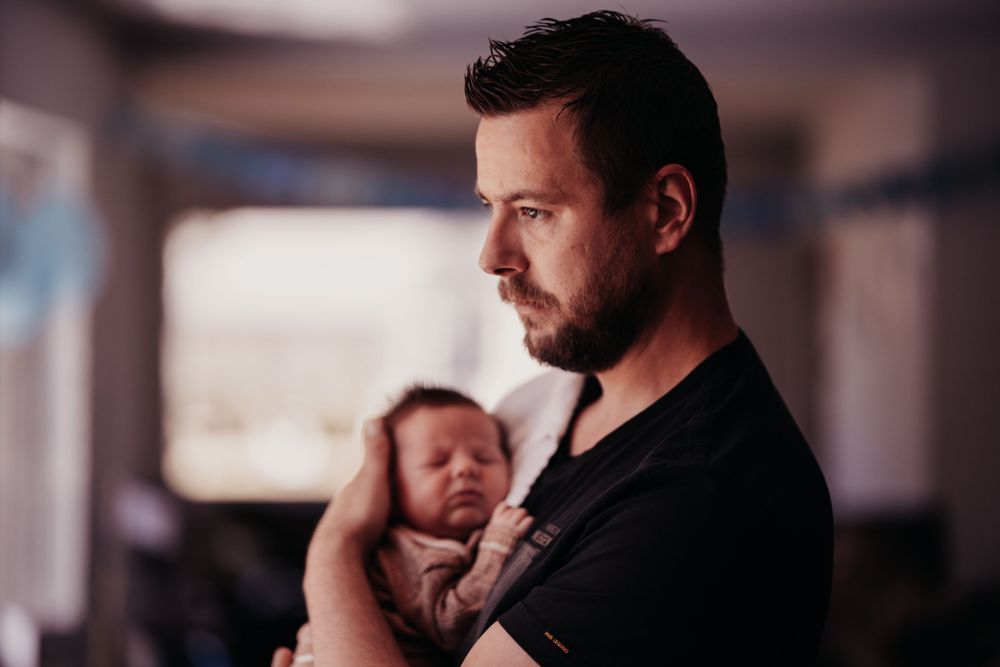 papa knuffelt zoon