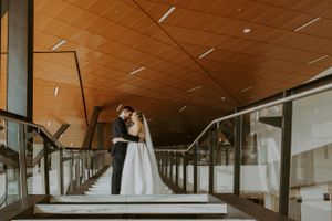 deux mariés durant leur mariage intime dans le Hall du Sheraton Saint-Hyacinthe