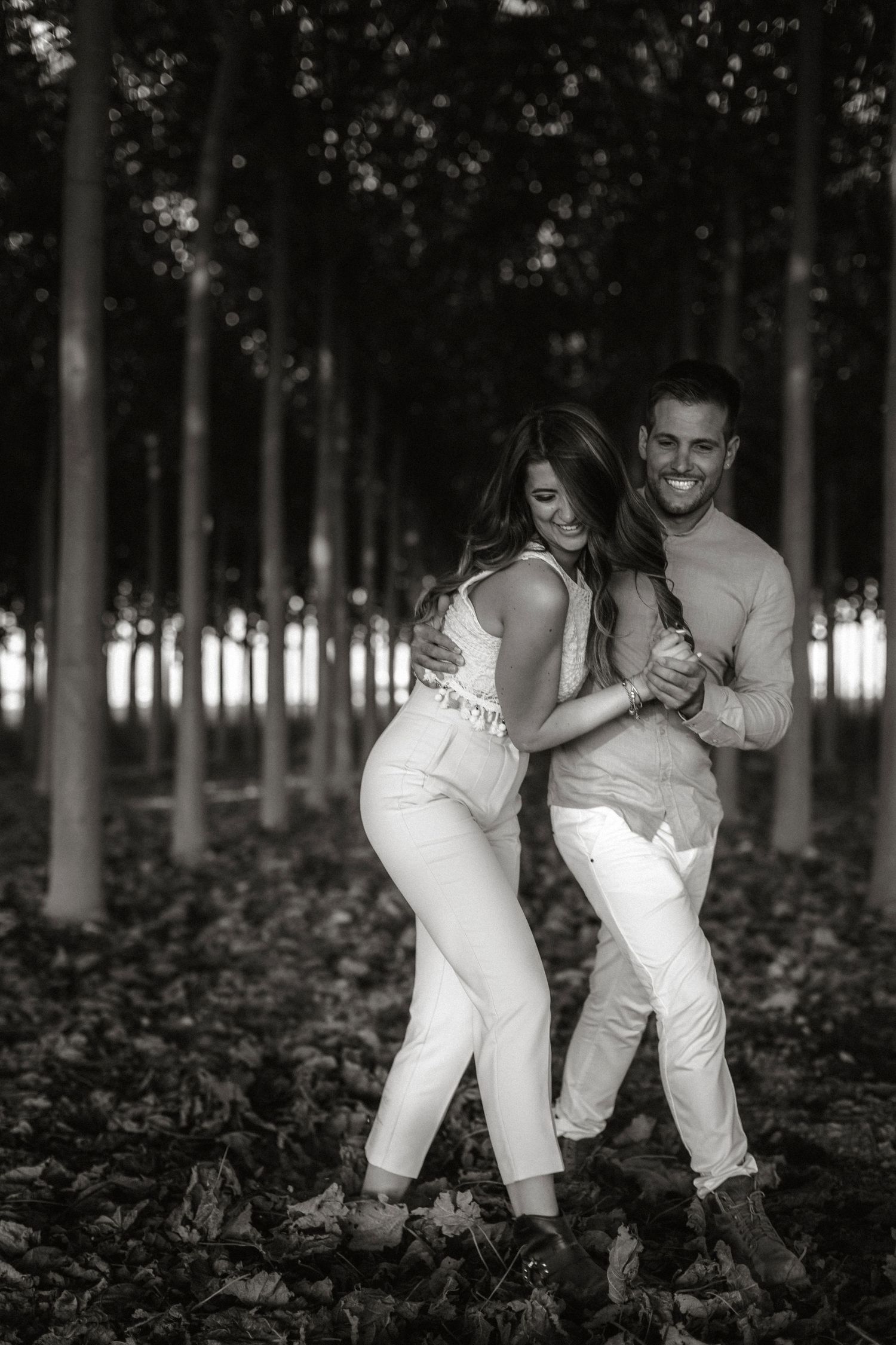 Puglia - couple - prematrimoniale - sessione di coppia - natura - bosco - piantagione di Paulonia - wedding photographer