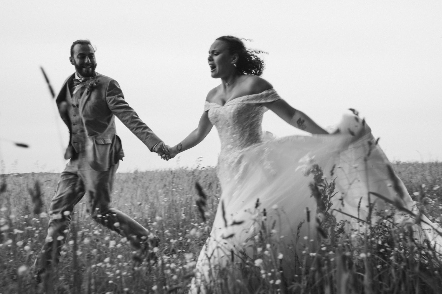 Couple de mariés qui courent pendant la séance photo | Amoureux en photo