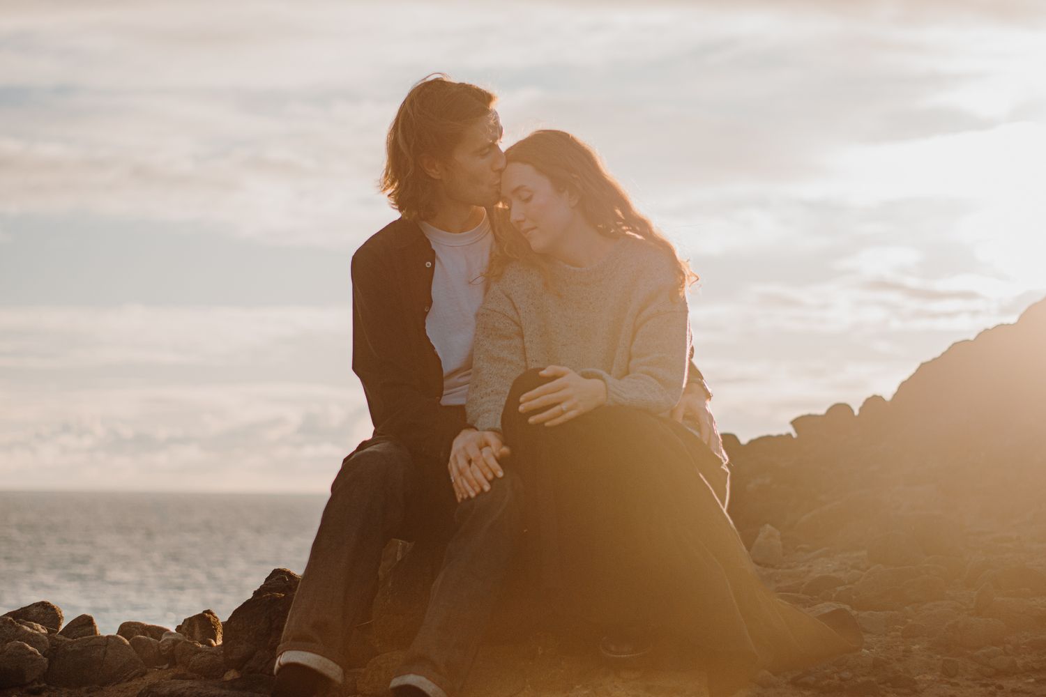 Lovers and a stunning sunset in Piha with Apertured Media-Auckland Wedding and Elopement Photographer