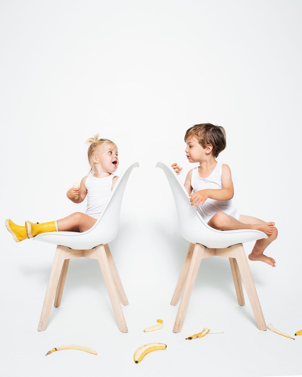 Kinderen met bananenschillen op de grond