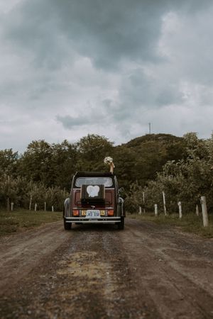 Les mariés se promenant en citroen dans les vergers de l'erabliere Charbonneau