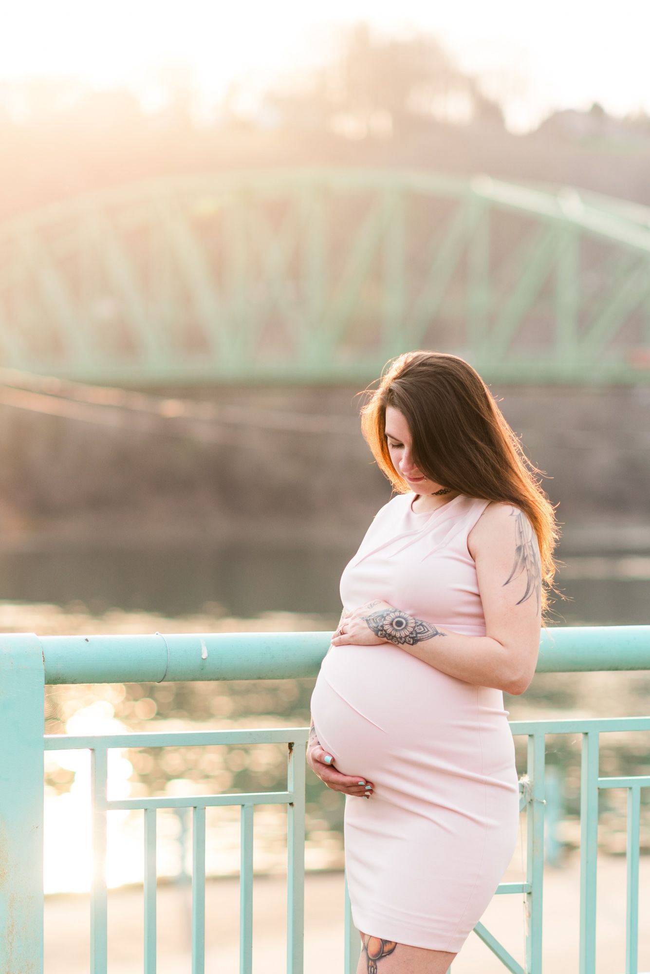 Maternity photos with tattoos in golden hour sunlight in Kittanning, Pennsylvania