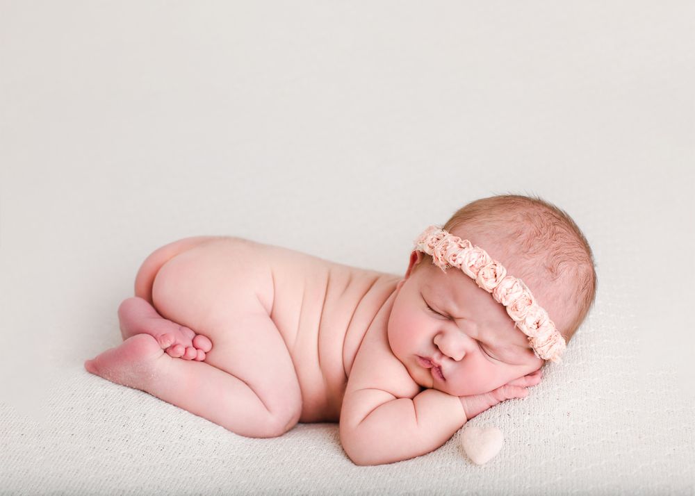 Newborn baby with headband - Newborn photographer in Penticton