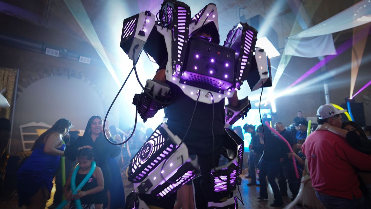 Quinceañera DJs in Texas, quinceanera celebration ideas quince photography packages quince led robots