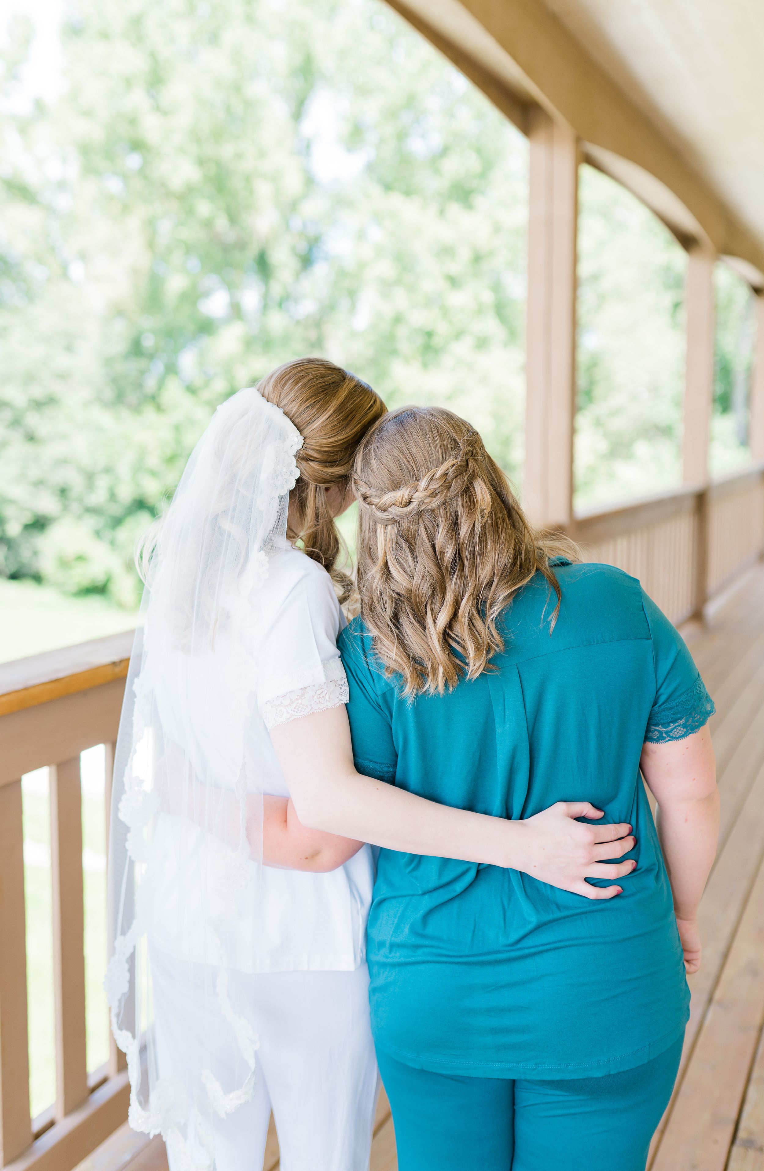 Light and airy wedding photography at The Chateau at White Oak Chateau in Cambridge, I