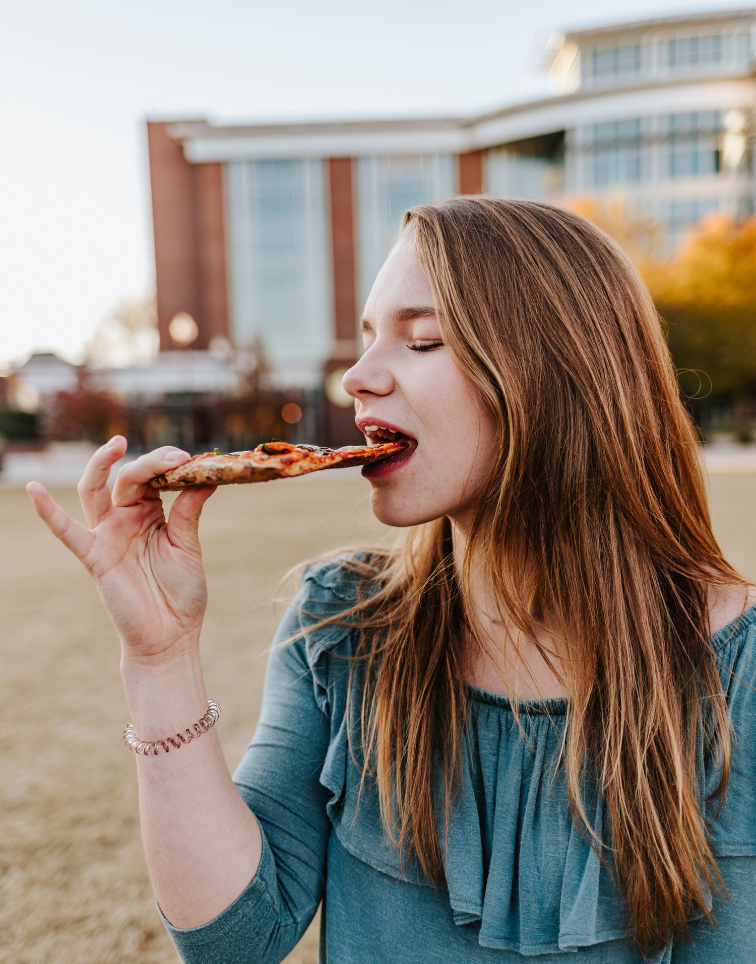 Graduation photo ideas - eating pizza.