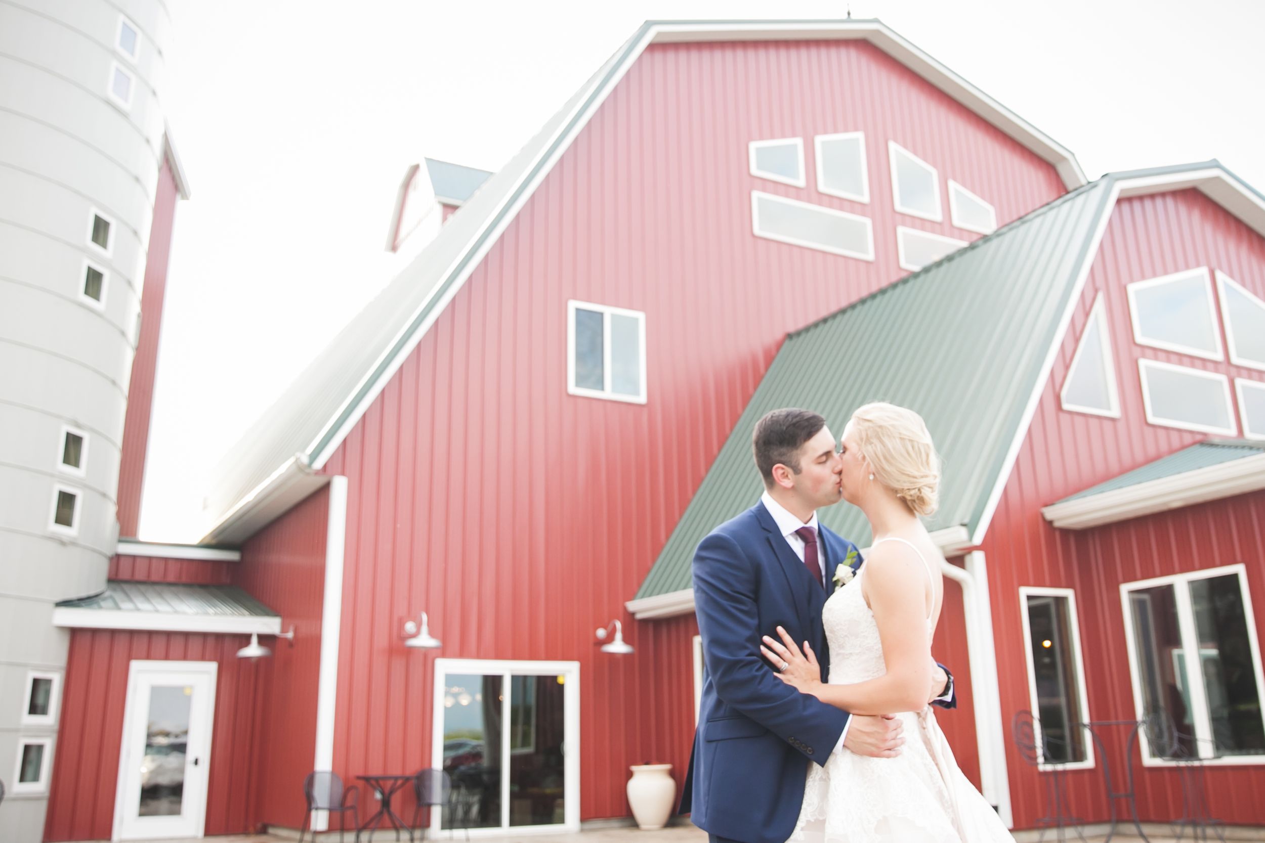 Dixon IL Wedding Photographer || Barnacopia Polo IL Wedding