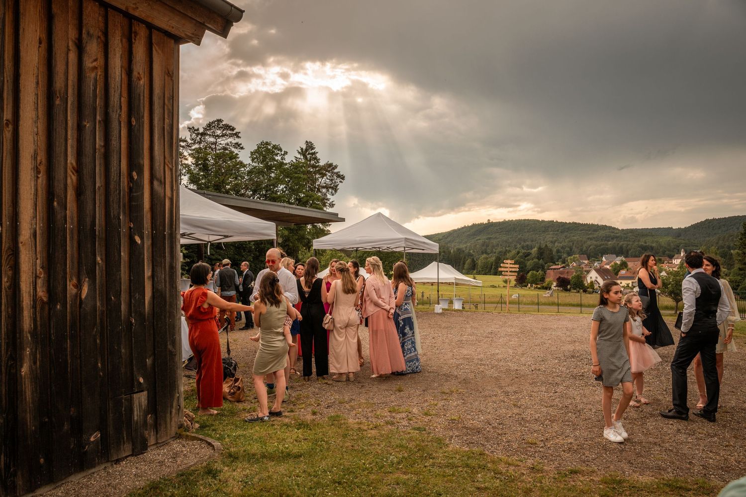 Vue d’ensemble du vin d’honneur en extérieur devant la salle d’Erckartswiller