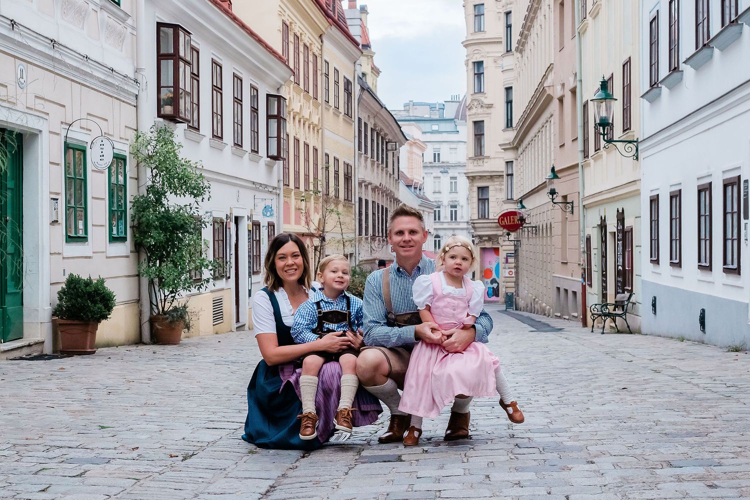 Family Spittelberggasse 7th district Vienna wearing traditional outfit