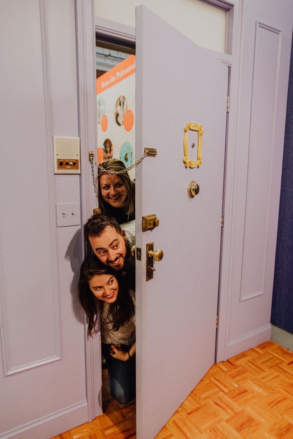 Amis derrière la porte de l'appartement de Rachel et Monica