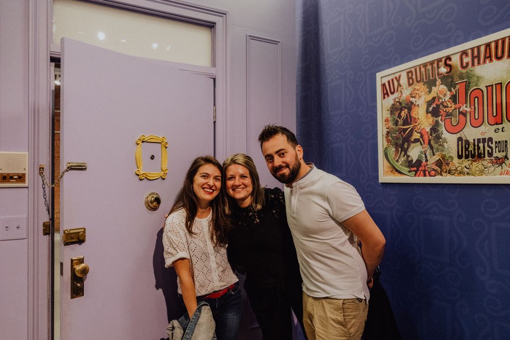 Alison, Maxime et Tiago à l'exposition de Friends