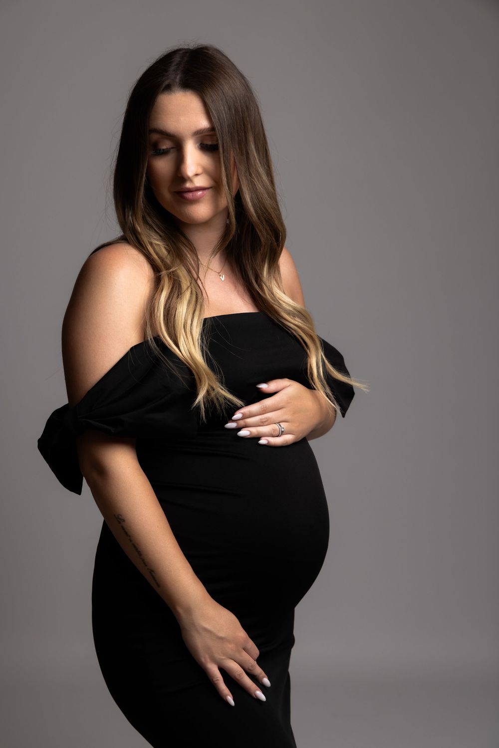 Photographe grossesse en studio – Mettez en valeur votre ventre rond et votre beauté