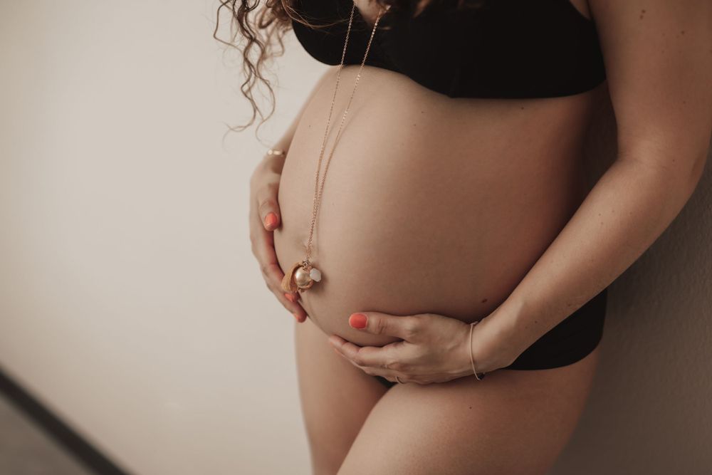 Future maman radieuse – Immortaliser l’attente avec un reportage lifestyle