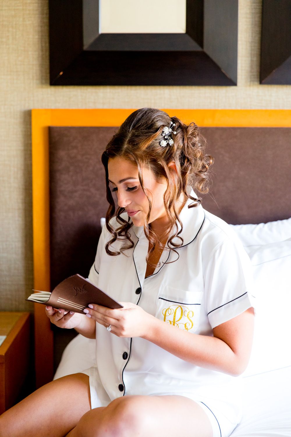 chicago bride reads notes from her groom sitting on hotel bed