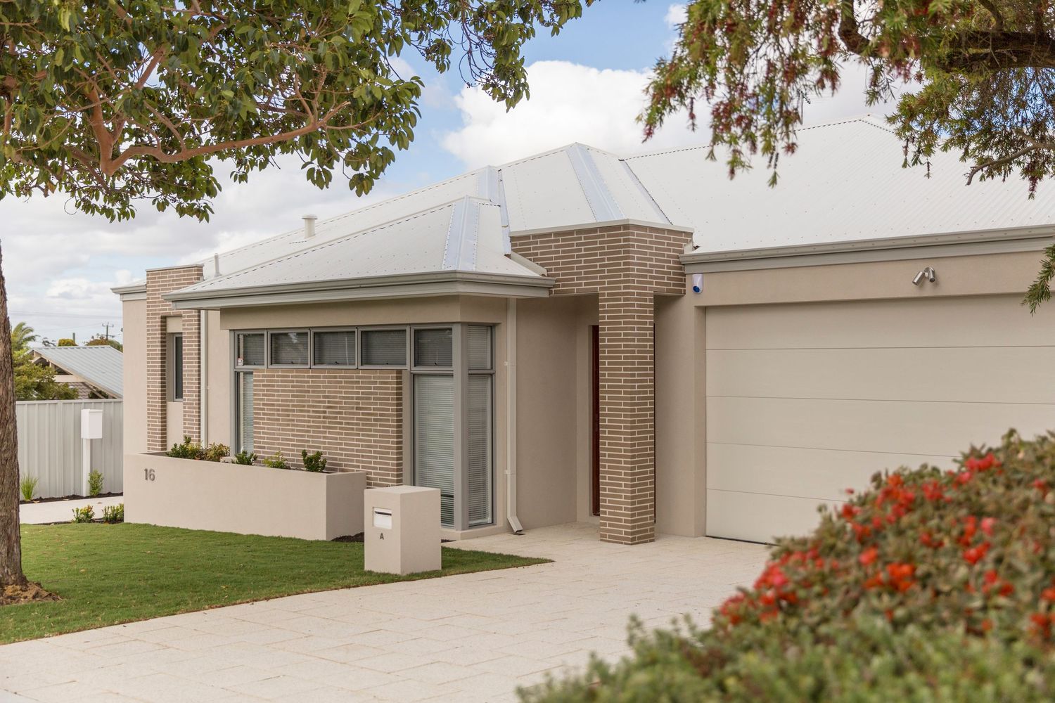 Daylight real estate frontage photo of home in Perth