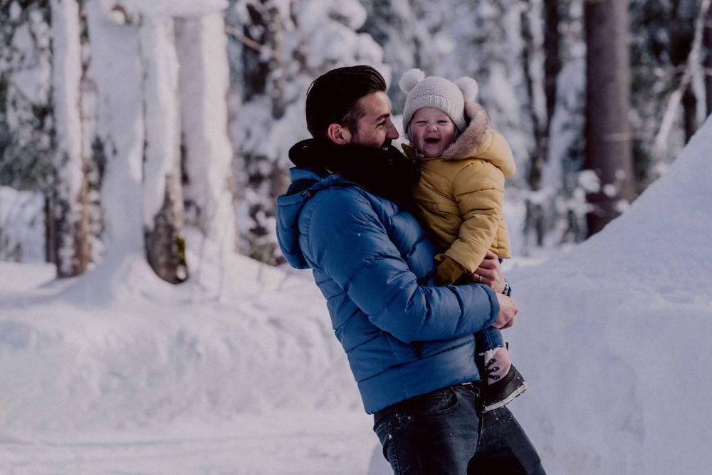 Père et fille à la neige