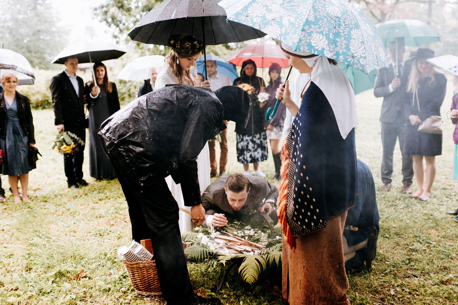 Ģimeniskas kāzas latviešu kāzu tradīcijas