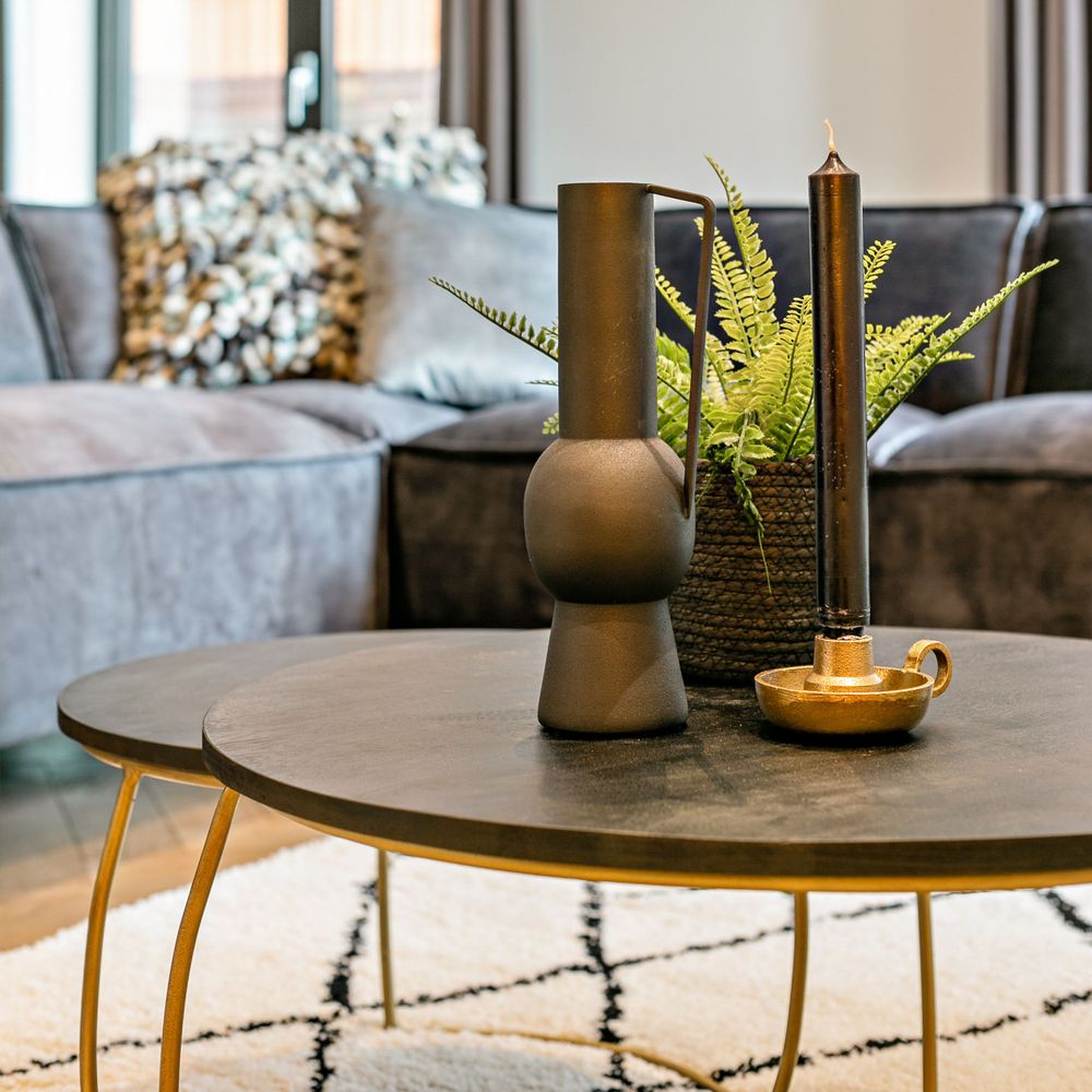 hotel chic salontafel goudkleurige elementen zwart tafelblad vaasje