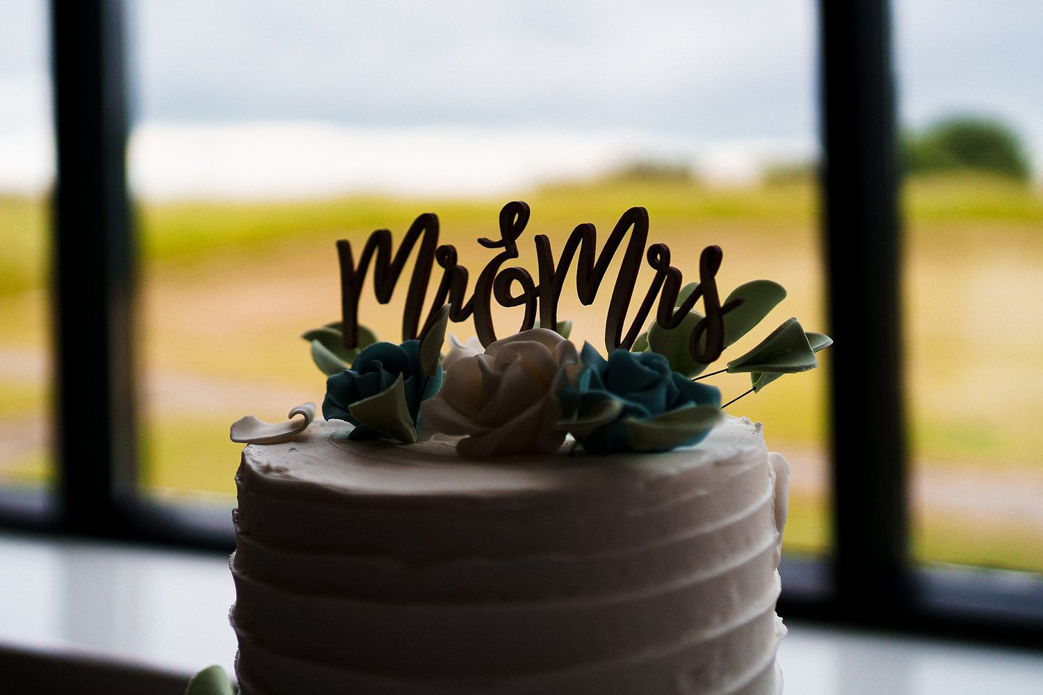 Wedding cake saying Mr & Mrs