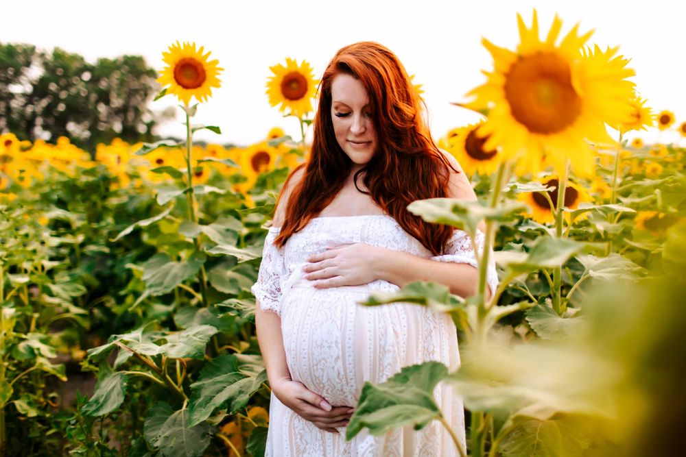 Kelsie Dawn Photography | St. Louis Maternity Photographer | maternity fashion | sunflower photos | sunflower maternity