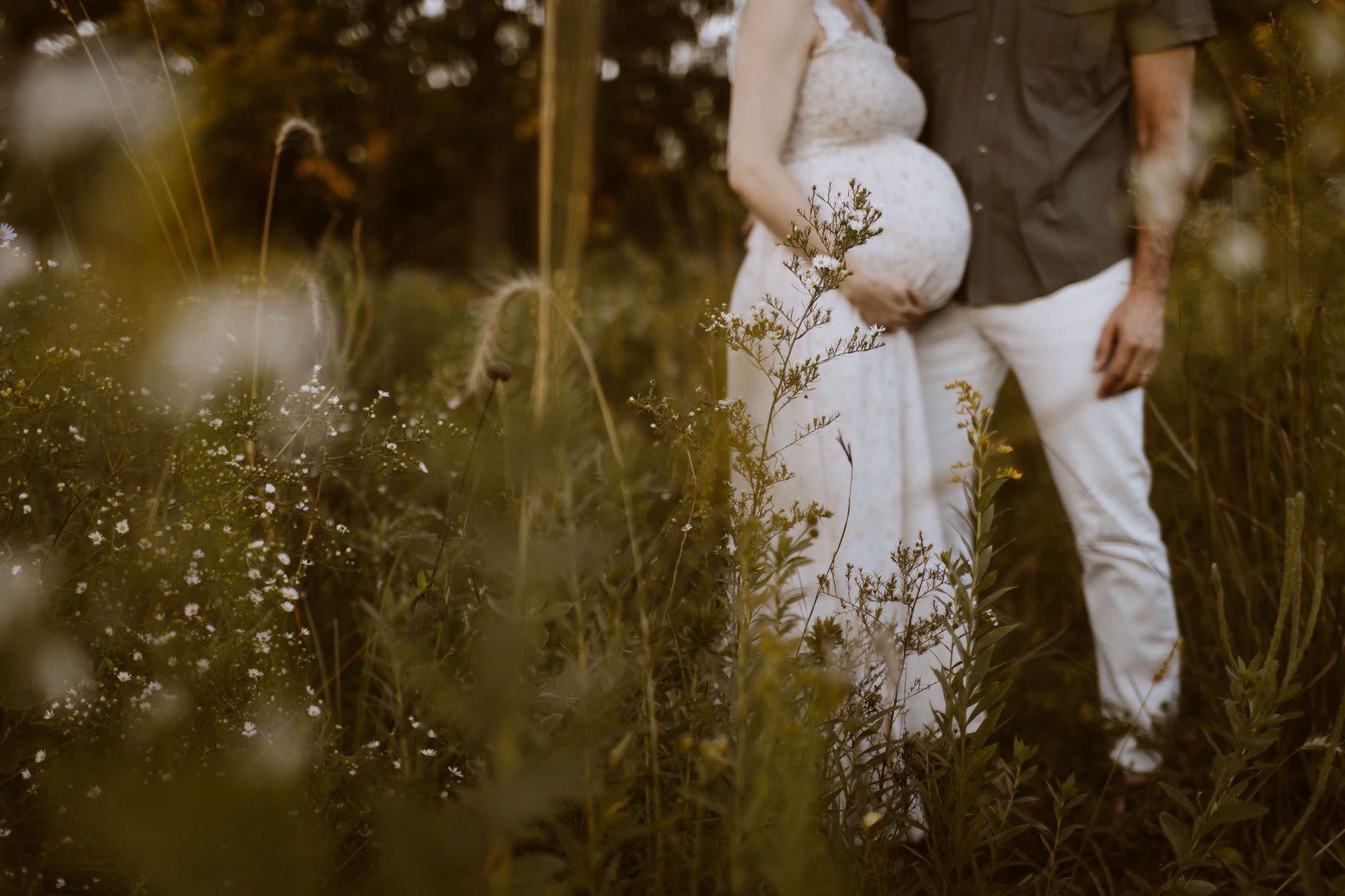 maternity pictures in a field