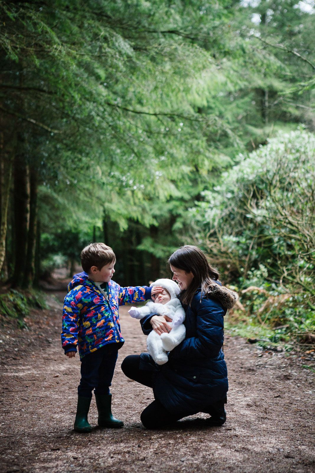 touching family moments photographed by destination photographer Elizabeth Armitage in Devon woodlands