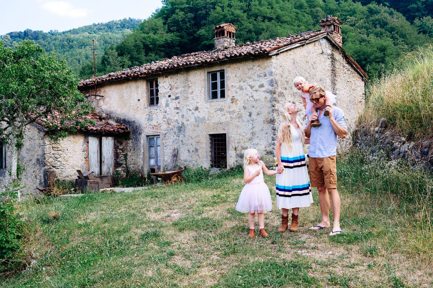 Tuscany family photography near Barga Lucca Garfagnana lifestyle portraits