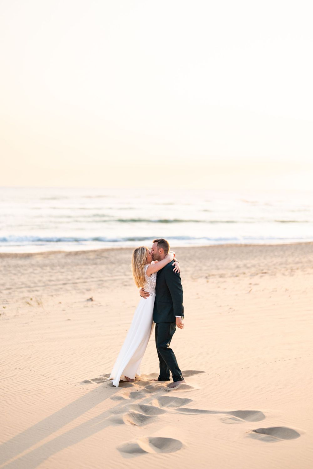 photo de couple, photos des mariés, séance photos post mariage, tenues de mariés, amour, été, sunset, coucher de soleil