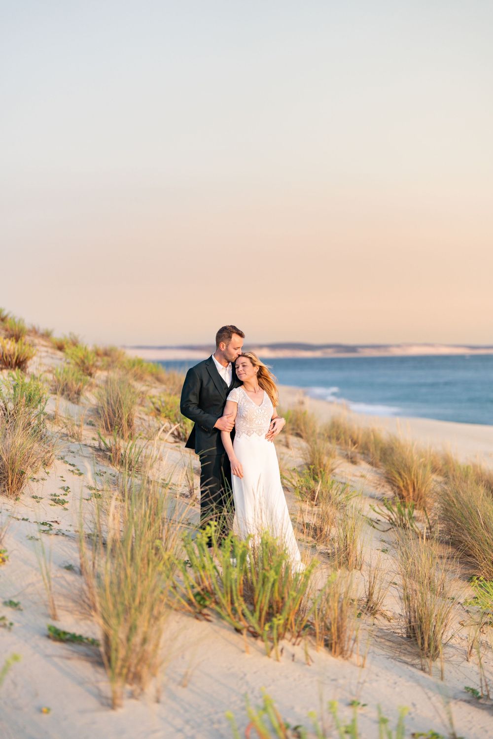 photo de couple,photos des mariés,séance photos post mariage, tenues de mariés, amour, été, coucher de soleil, portrait