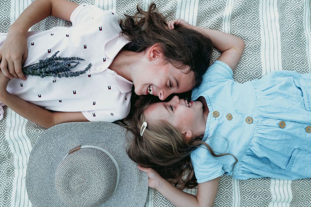 deux soeurs allongées sur le dos se regardant