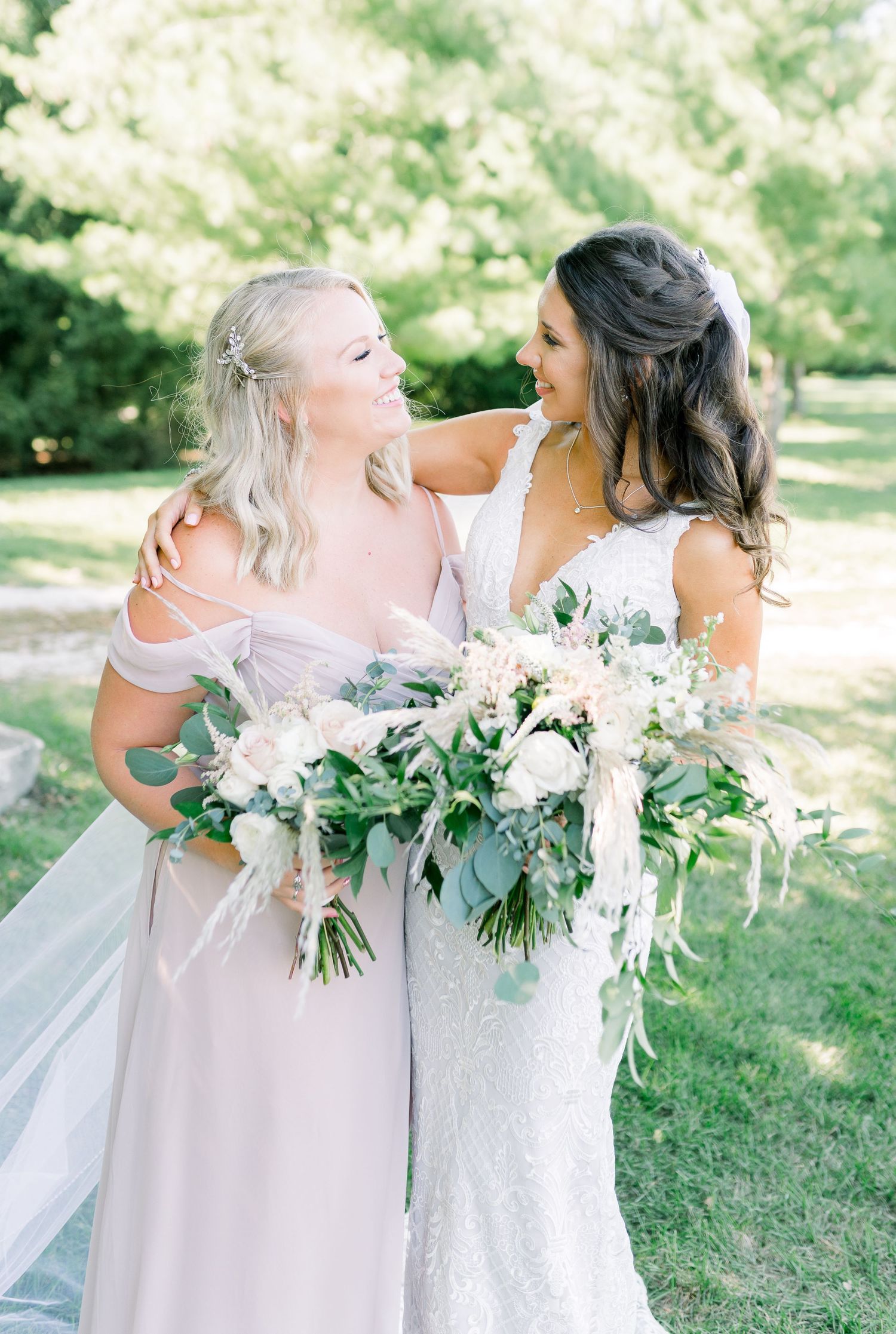 Light and airy Des Moines wedding at Winery in Iowa