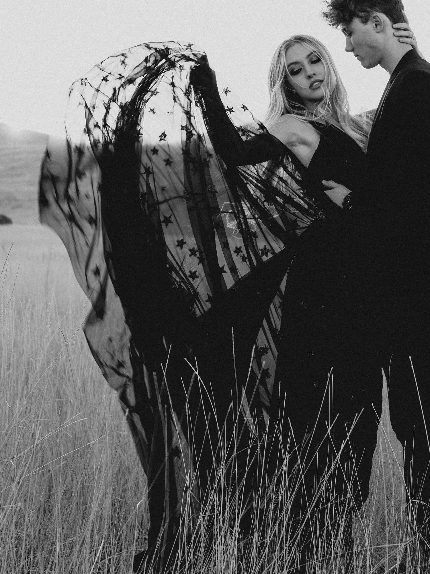 sunrise utah mountains couple shoot black all black outfit inspiration posing utah elopement photographer