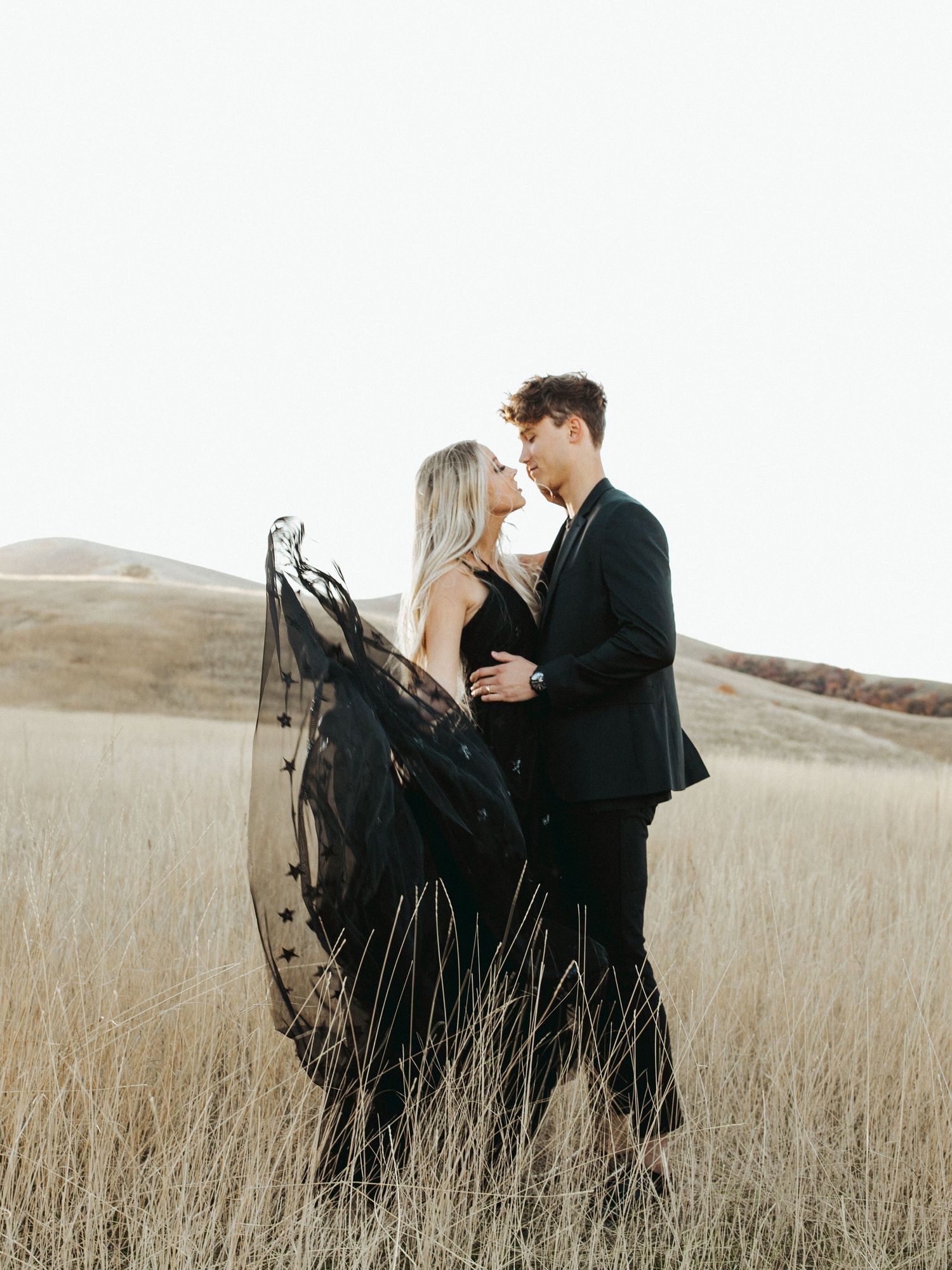 sunrise utah mountains couple shoot black all black outfit inspiration posing utah elopement photographer