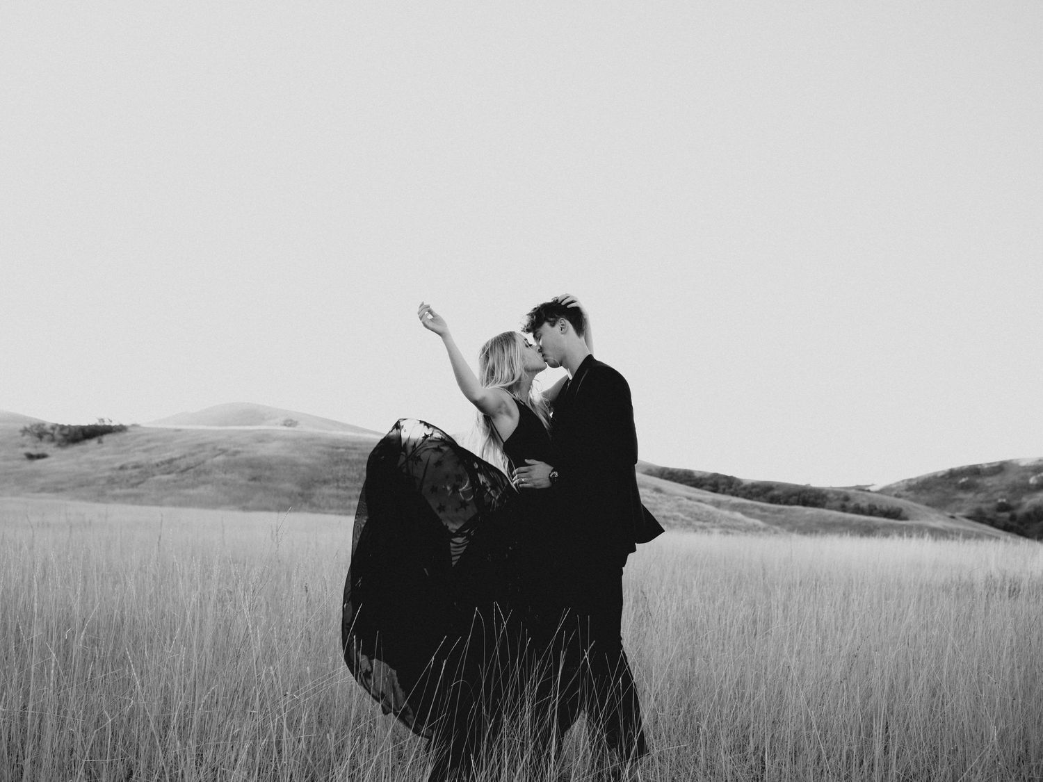 sunrise utah mountains couple shoot black all black outfit inspiration posing utah elopement photographer