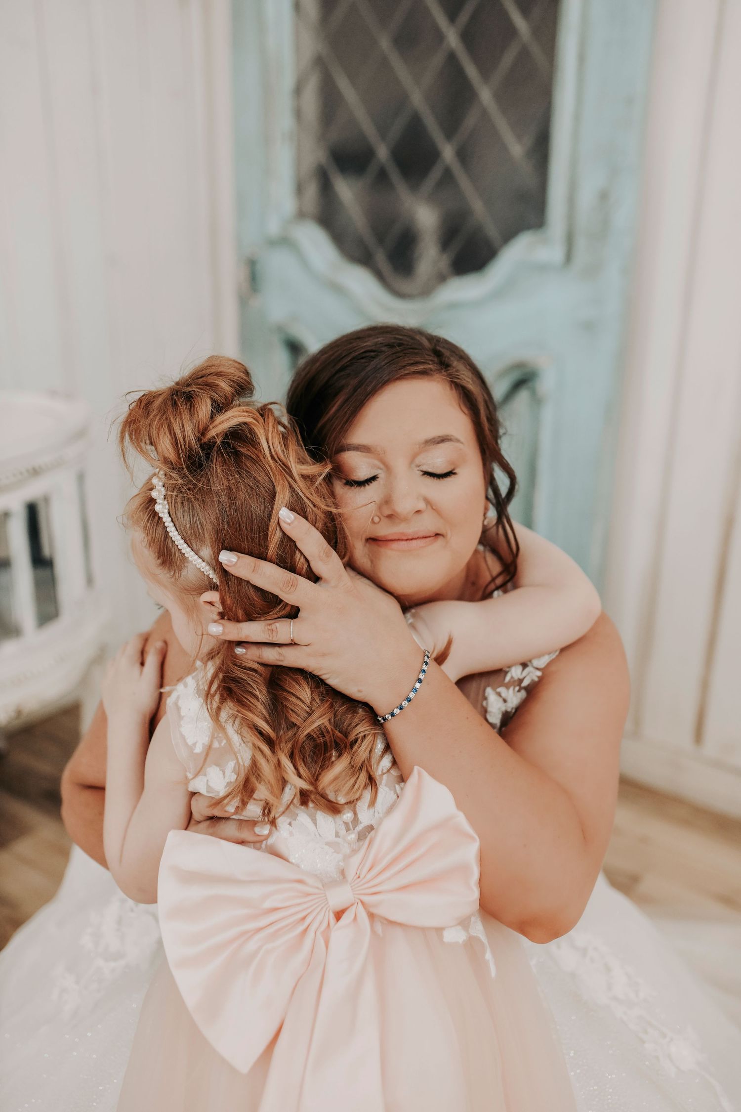 Tender hug between bride and daughter before walking down the aisle