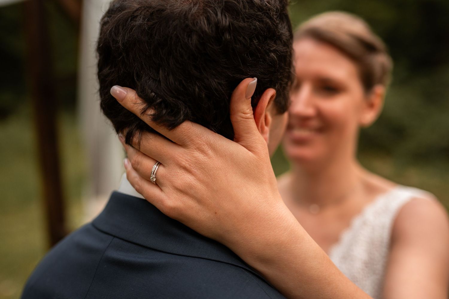 Échange de regards tendres entre les mariés lors de leur séance photo