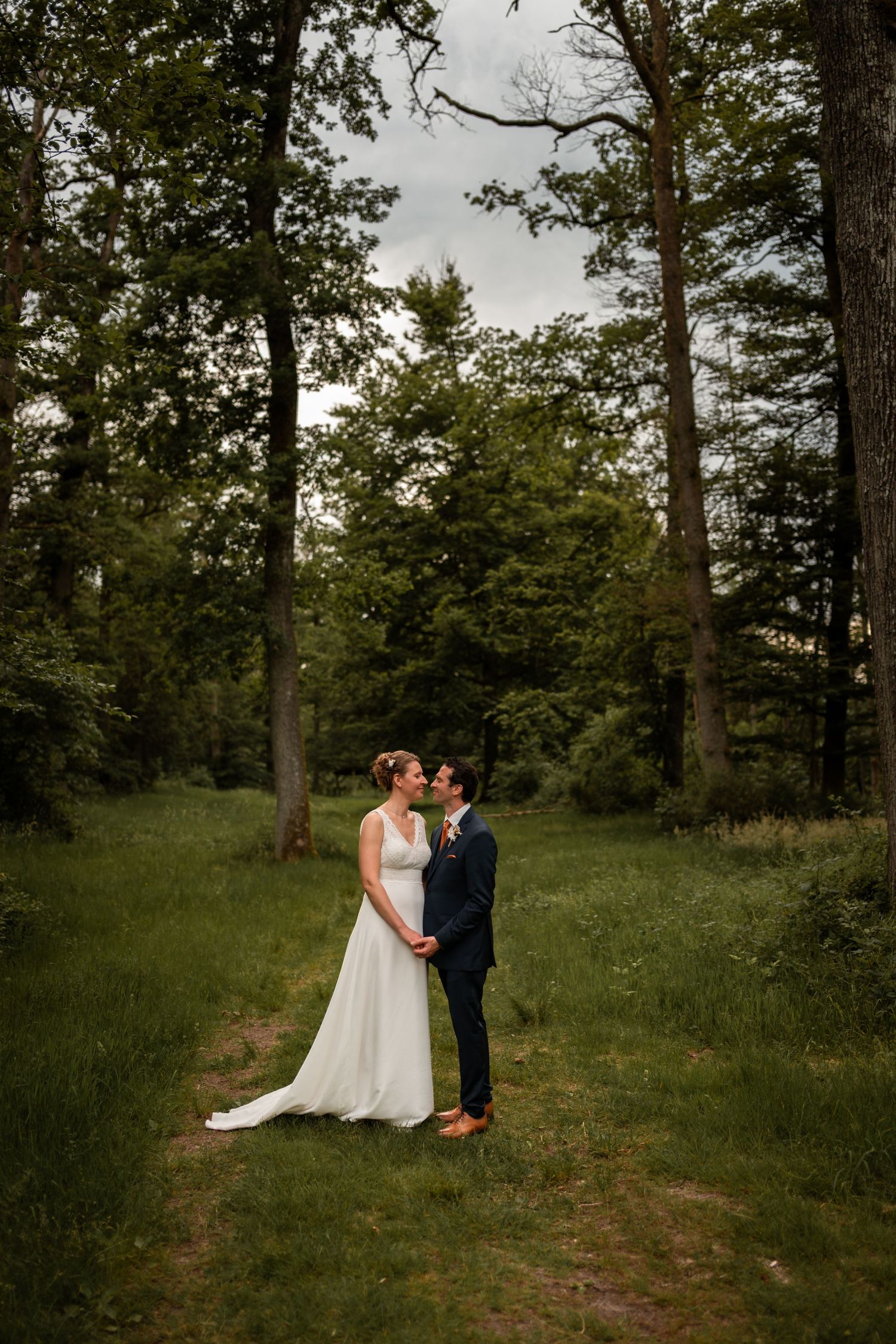 Photo de couple naturelle et spontanée en pleine nature alsacienne