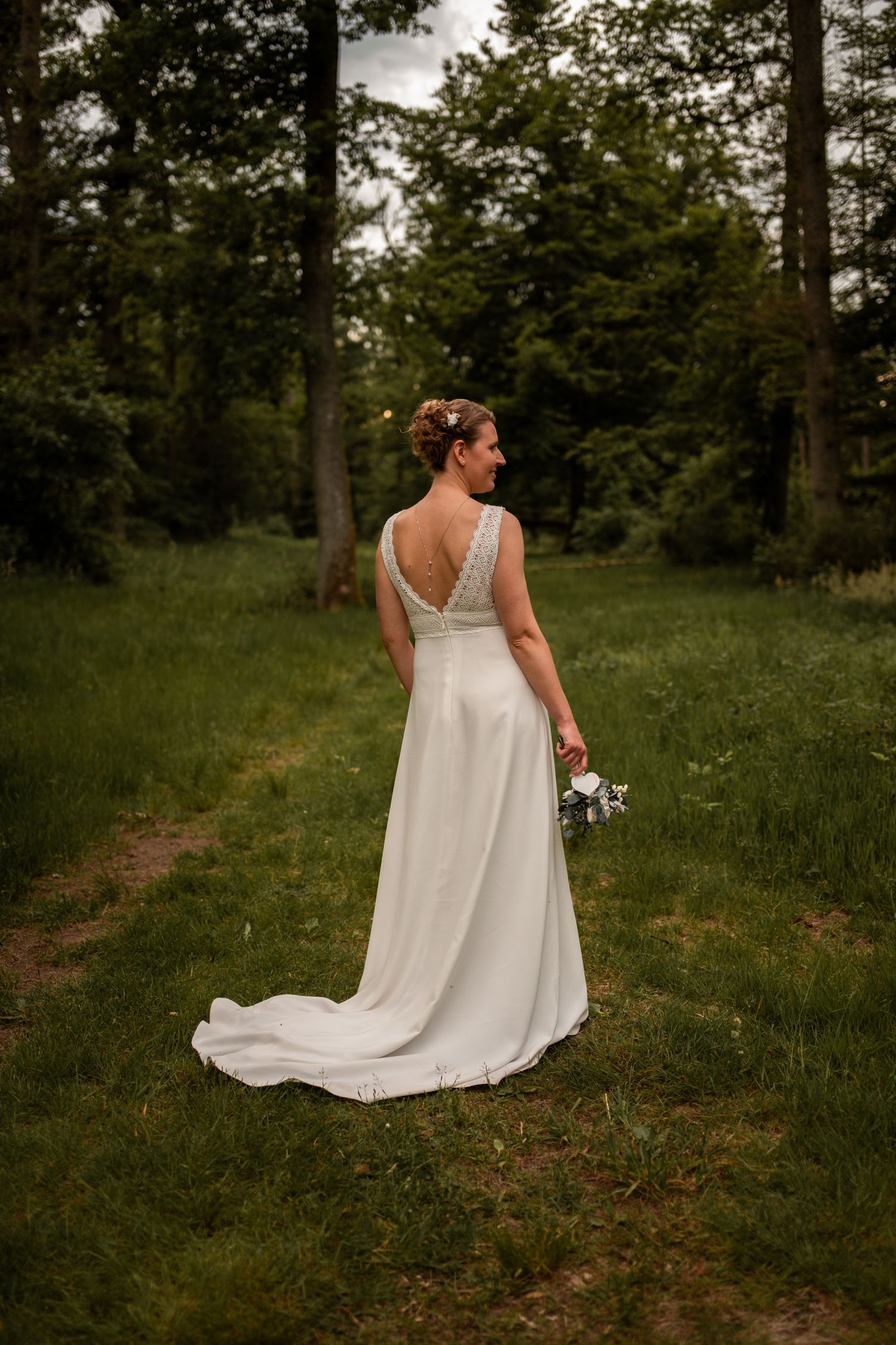 Portrait de la mariée en forêt avec une lumière naturelle douce