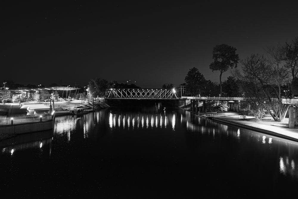 fort-wayne-indiana-promenade-park-river-wells-street-bridge-kris-gay-bella-vita-studios